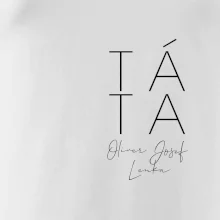 Nápis táta na prsu se jmény dětí