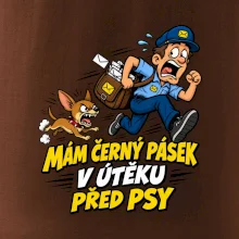 Černý pásek v útěku před psy
