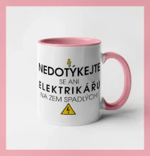 Nedotýkejte se ani elektrikářů na zem spadlých