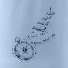 Ukazuji cestu kompas a schody z knih