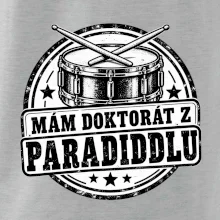 Mám doktorát z paradiddlu - černobílý bubenický odznak