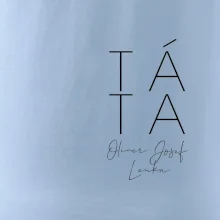 Nápis táta na prsu se jmény dětí