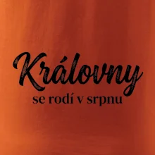 Černobílý nápis  Královny se rodí v srpnu
