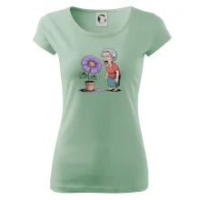 Stará paní plive na fialu