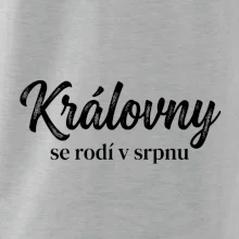 Černobílý nápis  Královny se rodí v srpnu