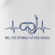 Můj tep zpomalí až pod vodou křivka EKG s maskou a šnorchlem