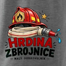 Hrdina s hasičskou přilbou a hadicí