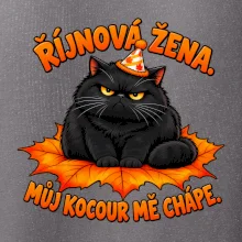 Říjnová žena mrzutý černý kocour na javorovém listu