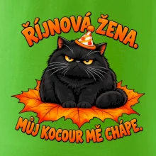 Říjnová žena mrzutý černý kocour na javorovém listu