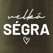 Velká ségra -  nápis na prsou