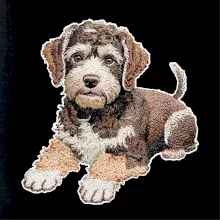 Lagotto romagnolo ležicí vyšívaný na prsu