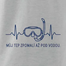 Můj tep zpomalí až pod vodou křivka EKG s maskou a šnorchlem