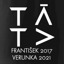 Táta v geometrickém fontu se jmény