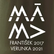 Máma v geometrickém fontu se jmény