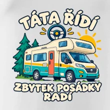 Táta řídí zbytek posádky radí rodinný karavan