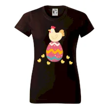 Slepice sedící na velikonočním vejci