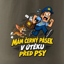 Černý pásek v útěku před psy