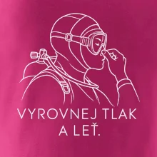 Vyrovnej tlak a leť potápěč v neoprenu držící si nos