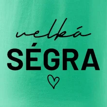 Velká ségra -  nápis na prsou