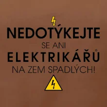 Nedotýkejte se ani elektrikářů na zem spadlých