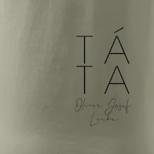 Nápis táta na prsu se jmény dětí