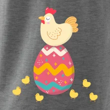 Slepice sedící na velikonočním vejci