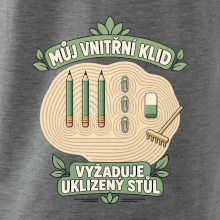 Můj vnitřní klid vyžaduje uklizený stůl