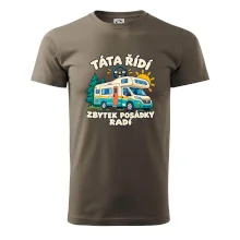 Táta řídí zbytek posádky radí rodinný karavan