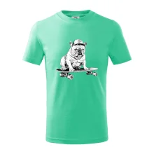 Černobílý buldok na skateboardu