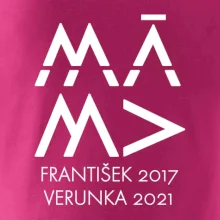 Máma v geometrickém fontu se jmény