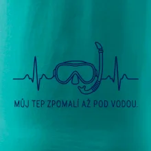 Můj tep zpomalí až pod vodou křivka EKG s maskou a šnorchlem