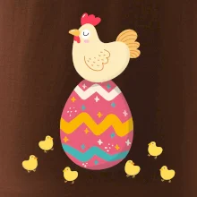 Slepice sedící na velikonočním vejci