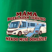 Máma rozkládám lehátko někdo musí dohlížet integrovaný obytňák