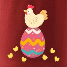 Slepice sedící na velikonočním vejci