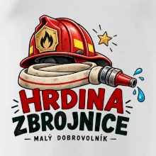 Hrdina s hasičskou přilbou a hadicí
