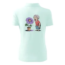 Stará paní plive na fialu