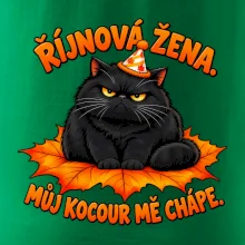 Říjnová žena mrzutý černý kocour na javorovém listu
