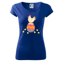 Slepice sedící na velikonočním vejci