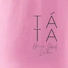 Nápis táta na prsu se jmény dětí