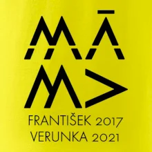 Máma v geometrickém fontu se jmény