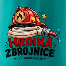 Hrdina s hasičskou přilbou a hadicí