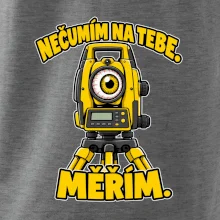 Geodet nečumím na tebe měřím