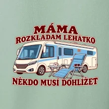 Máma rozkládám lehátko někdo musí dohlížet integrovaný obytňák