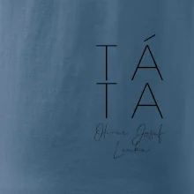 Nápis táta na prsu se jmény dětí