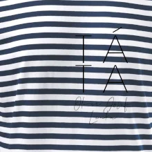 Nápis táta na prsu se jmény dětí