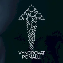 Vynořovat pomalu šipka vzhůru vytvořená z potápěčských bublinek