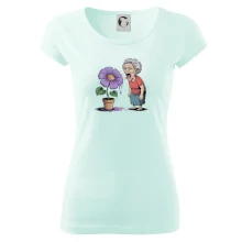 Stará paní plive na fialu