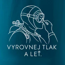 Vyrovnej tlak a leť potápěč v neoprenu držící si nos
