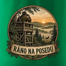 Ráno na posedu myslivec při východu slunce