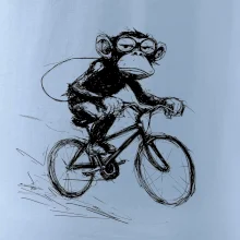 Opice s batohem na kole